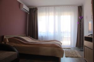 A bed or beds in a room at Verona Apartman