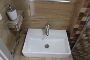 A bathroom at Verona Apartman