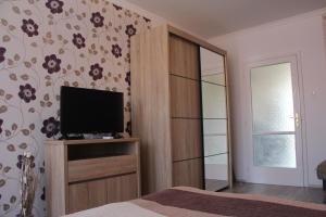 A television and/or entertainment centre at Verona Apartman