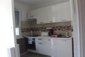 A kitchen or kitchenette at Verona Apartman