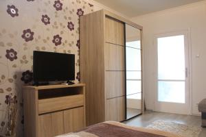 A television and/or entertainment centre at Verona Apartman