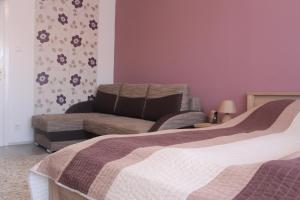 A bed or beds in a room at Verona Apartman