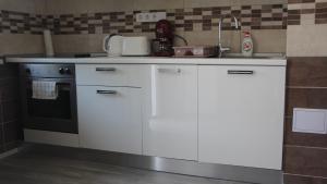 A kitchen or kitchenette at Verona Apartman