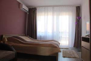 A bed or beds in a room at Verona Apartman