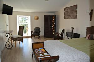 Posezení v ubytování Aux 4 Cornes - Chambre d'hôtes + 71 fotografií