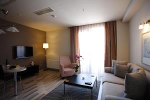 sala de estar con sofá y mesa en Home Stay Home Sisli, en Estambul