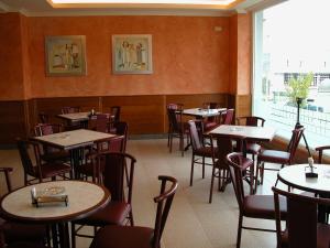 A restaurant or other place to eat at Hotel Costa Verde