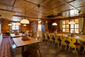 Reštaurácia alebo iné gastronomické zariadenie v ubytovaní Haus Matschwitz + 37 fotografií
