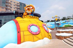 Bazén v ubytování Hanwha Resort Gyeongju nebo v jeho okolí