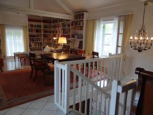 uma sala de jantar e sala de estar com mesa e cadeiras em Château Mesny Gite Au Fil des Pages em Vic-sur-Seille