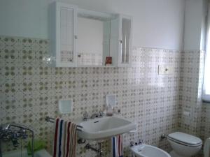 ペルレードにあるCasa Ireneのバスルーム(洗面台、トイレ付)