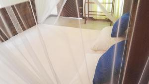 una camera con finestra e tenda di Moonlit Bay Weligama a Weligama