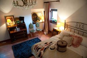1 dormitorio con cama, espejo y sillas en Residenza Antica Flaminia, en Civita Castellana 24 fotos más