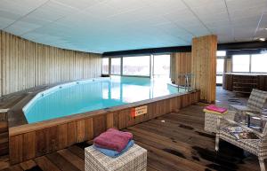Swimmingpoolen hos eller tæt på travelski home premium - Résidence Le Roc Belle Face 4 stars
