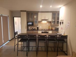 uma cozinha com mesa e cadeiras num quarto em Riekert's Self-Catering Apartment em Swakopmund