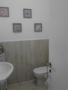 トリニタ・ダグルトゥにあるFelicitàのバスルーム(白いトイレ、シンク付)