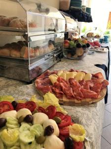 um buffet com muitos tipos diferentes de alimentos em exposição em Residenza Porta Romana em Tropea