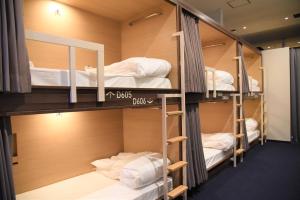 熊本市にあるHotel The Gate Kumamotoの二段ベッド4組が備わる客室です。