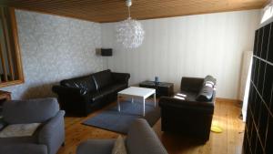 een woonkamer met 2 banken en een tafel bij Torp Källtorp B&B in Kisa