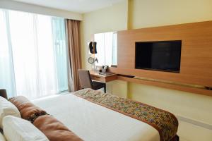 A television and/or entertainment centre at Hotel Sfera