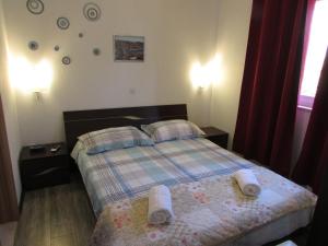 1 dormitorio con 1 cama con 2 toallas en Villa Paladina, en Hvar