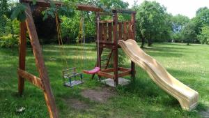 un patio de recreo con un tobogán en un parque en U Prejzků, en Lhotka
