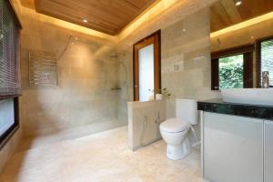 A bathroom at Spring Garden