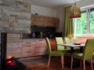 Kuchnia lub aneks kuchenny w obiekcie Hotel Alpenblick