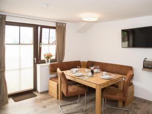 a dining room with a wooden table and chairs at Appartementhaus Renate in Rauris