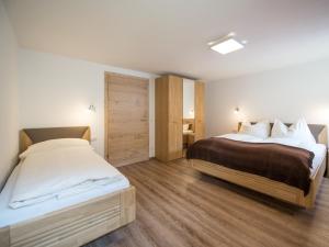 2 camas num quarto com pisos em madeira em Appartementhaus Renate em Rauris