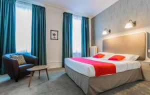 um quarto de hotel com uma cama e uma cadeira em Best Western Hôtel de France em Bourg-en-Bresse