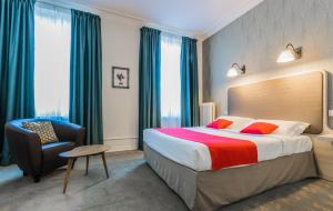 ブール・ガン・ブレスにあるベストウエスタン ホテル ド フランスのベッドと椅子付きのホテルルーム