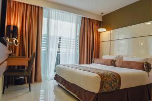 A bed or beds in a room at Hotel Sfera