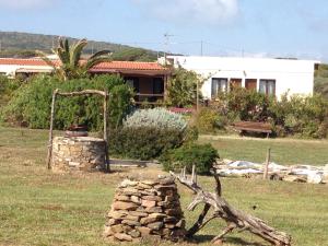 uma pilha de pedras em frente a uma casa em La Tankitta Turismo Rurale em Stintino