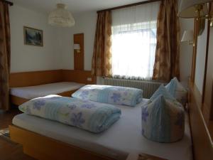 - une chambre avec 2 lits et une fenêtre dans l'établissement Gasthaus Sonne, à Wenns