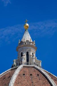 einen Turm mit einem goldenen Ball auf einem Gebäude in der Unterkunft Relais Tosinghi in Florenz