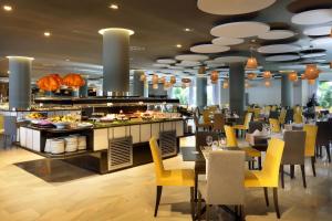 Um restaurante ou outro lugar para comer em Grand Palladium White Island Resort & Spa - All Inclusive