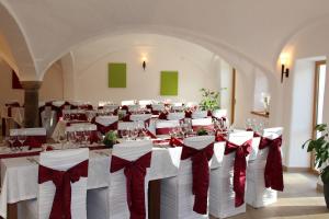 een kamer met een lange tafel met rode en witte bogen bij SPIEGLHOF apart in Kumhausen