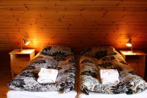 Tempat tidur dalam kamar di Akureyri Log Cottage