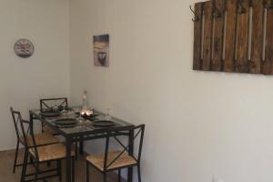 uma sala de jantar com uma mesa e algumas cadeiras em Menehuna Heartmade Maison em Chorefto