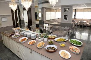 un buffet con muchos platos de comida. en Hotel Al Ragno, en Cesenatico
