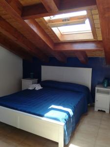 フィウメフレッド・ディ・シチーリアにあるCasa Jolieのベッドルーム(ベッド1台、天窓付)