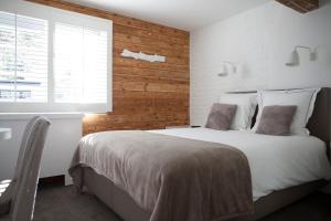 Un pat sau paturi într-o cameră la Hotel Made In Louise +65 fotografii