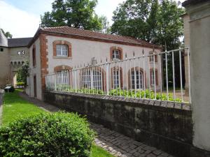 Vic-sur-SeilleChâteau Mesny Gite Au Fil des Pages的一座前方有栅栏的老房子