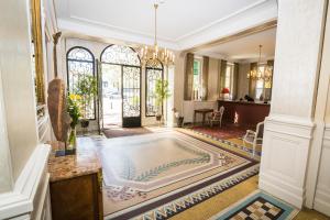 Best Western Hôtel de France في بورغ أون بريس: غرفة معيشة مع سجادة كبيرة على الأرض