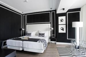 Een bed of bedden in een kamer bij Hotel Tres Reyes Pamplona