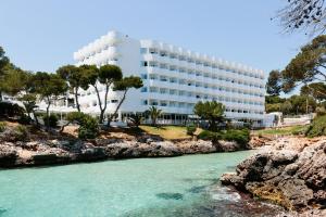 budynek obok rzeki przed budynkiem w obiekcie AluaSoul Mallorca Resort - Adults only w mieście Cala d´Or
