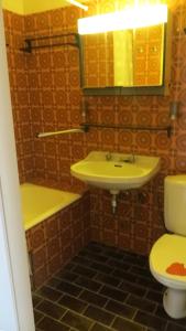 a bathroom with a sink and a toilet at Wembley in Middelkerke