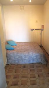 ein Schlafzimmer mit einem großen Bett mit blauen Kissen in der Unterkunft Wembley in Middelkerke