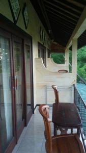 Un balcón o terraza de Bintang Homestay and Bungalow's